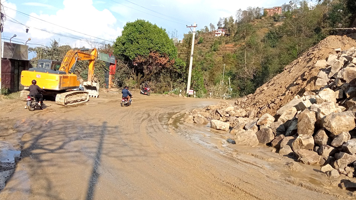 धुलिखेल–खावा सडक : कामले गति नलिएपछि ठेक्का तोडिँदै