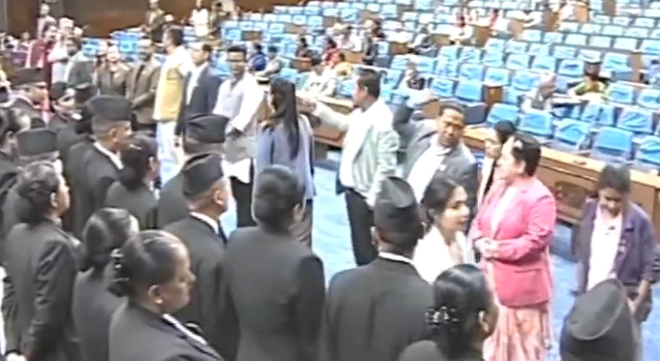 संसद बैठकः रास्वपा र राप्रपाको नाराबाजी