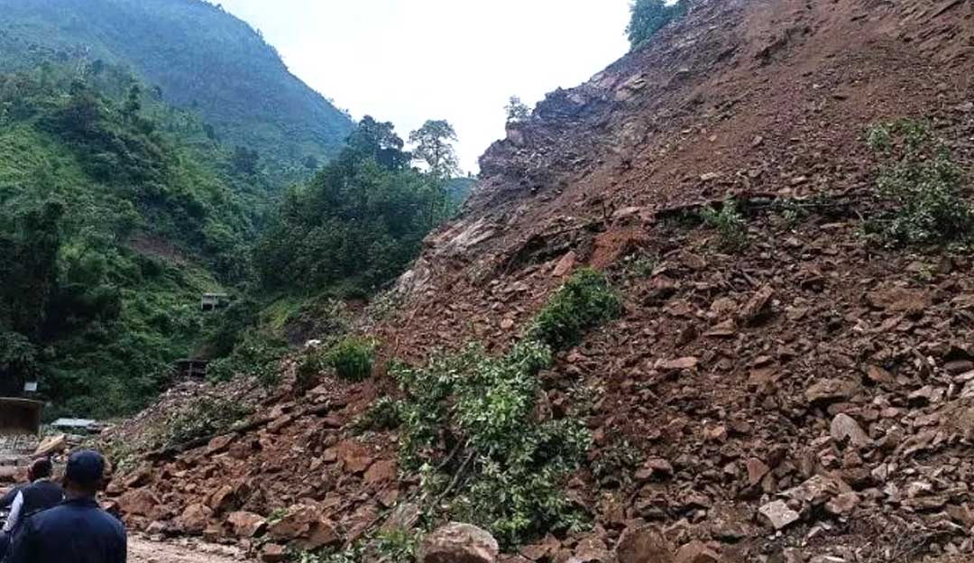 पासाङ ल्हामु राजमार्गमा चार स्थानमा पहिरो, आवागमन पूर्णरूपमा ठप्प