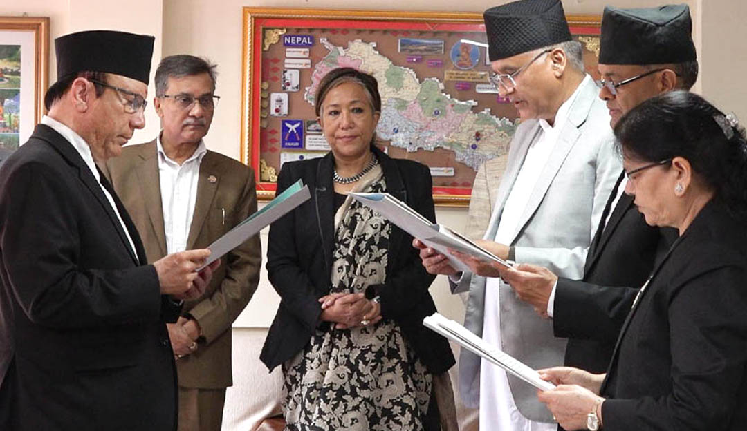 तीन नयाँ न्यायाधीशले शपथ लिए, आजैबाट कार्यभार सम्हाले