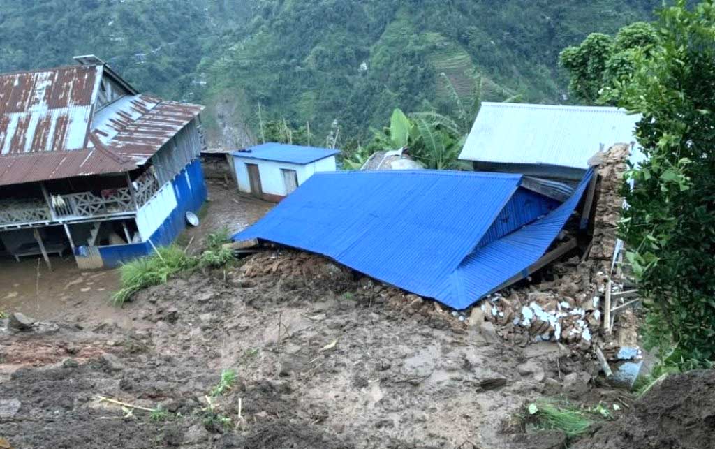 ताप्लेजुङमा मध्यरातको पहिरोले घर पुरिँदा तीन जनाको सकुशल उद्धार