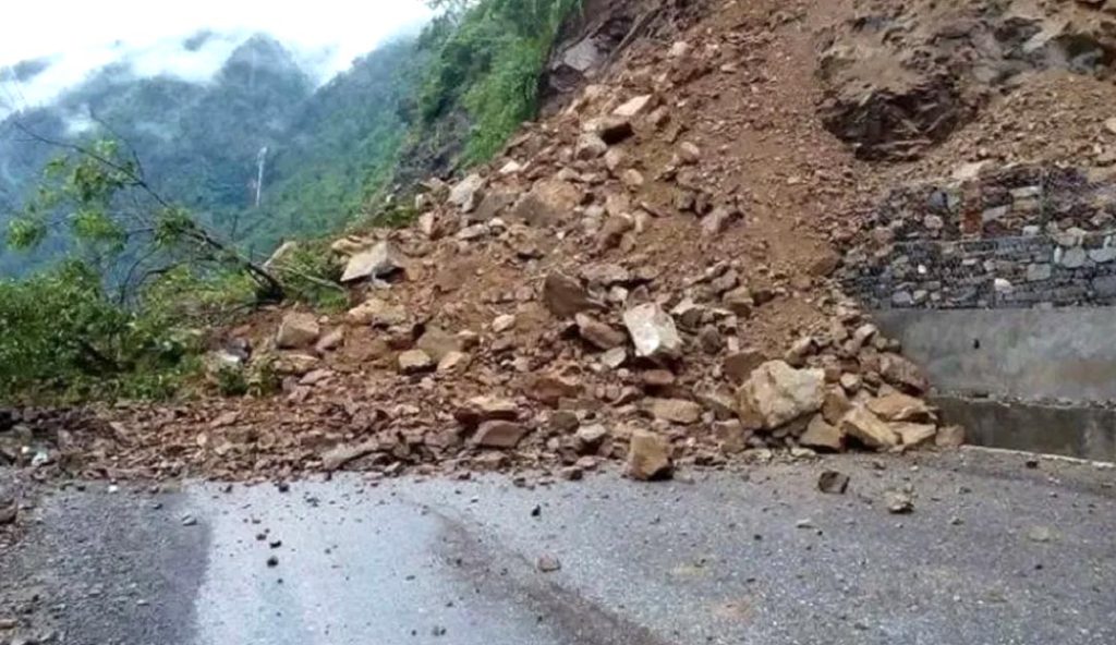 वर्षाका कारण देशका ७ मुख्य राजमार्ग पूर्ण अवरुद्ध, केही एकतर्फी सञ्चालनमा