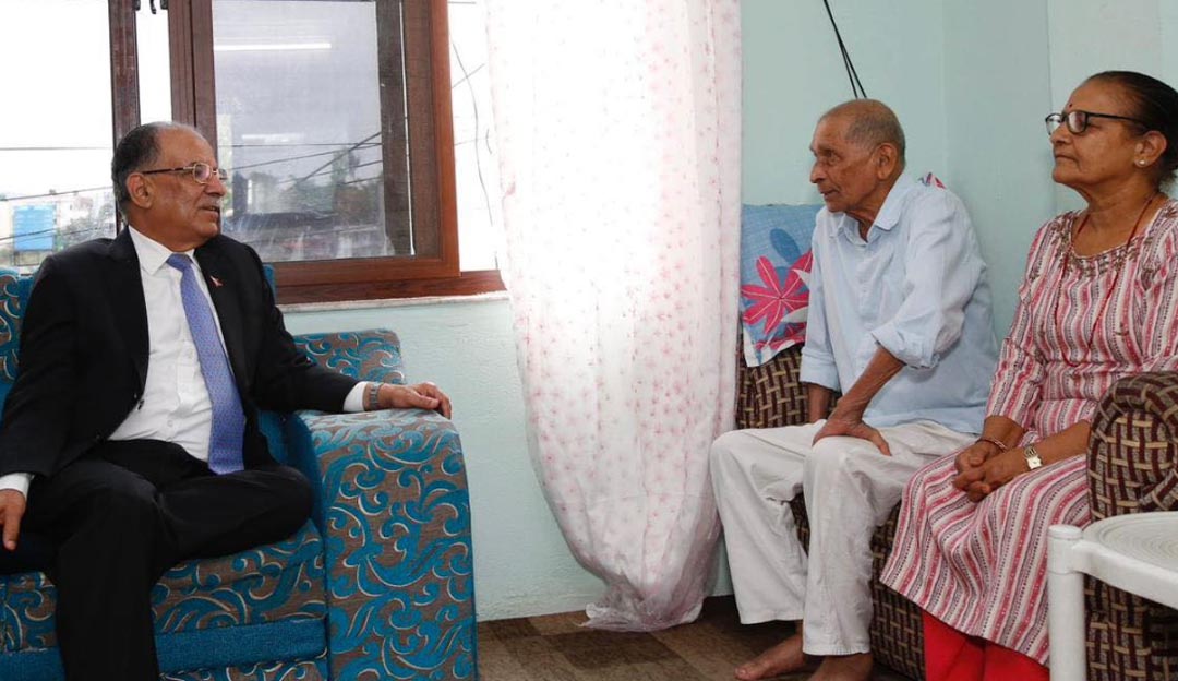 बिरामी वैद्यलाई घरमै पुगेर प्रचण्डको भेट