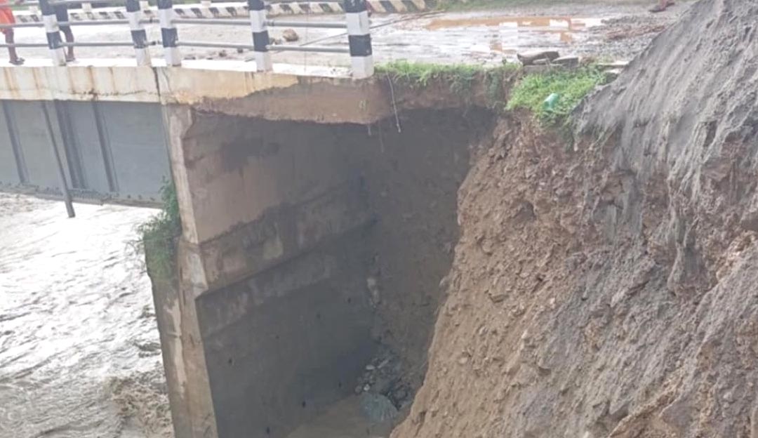 रामेछापको भटौली खोलामा बाढीः पक्की पुलमा क्षति, ठूला सवारी सञ्चालन ठप्प
