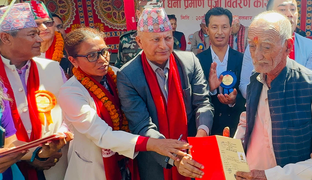 ५० वर्षपछि भुम्लुवासीको हातमा पुर्जा : ‘जग्गा त हाम्रो थियो, तर पहिचान थिएन’