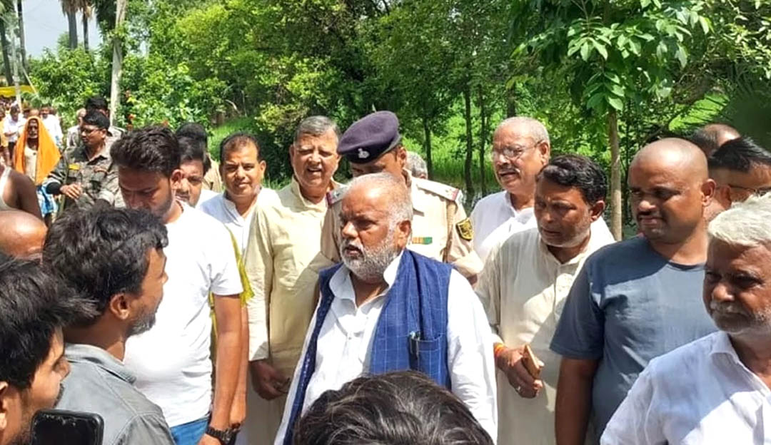 बिहारमा मन्त्रीमाथि गाउँलेको ढुंगामुढा, ज्यान जोगाउन दौडिए एक किलोमिटर