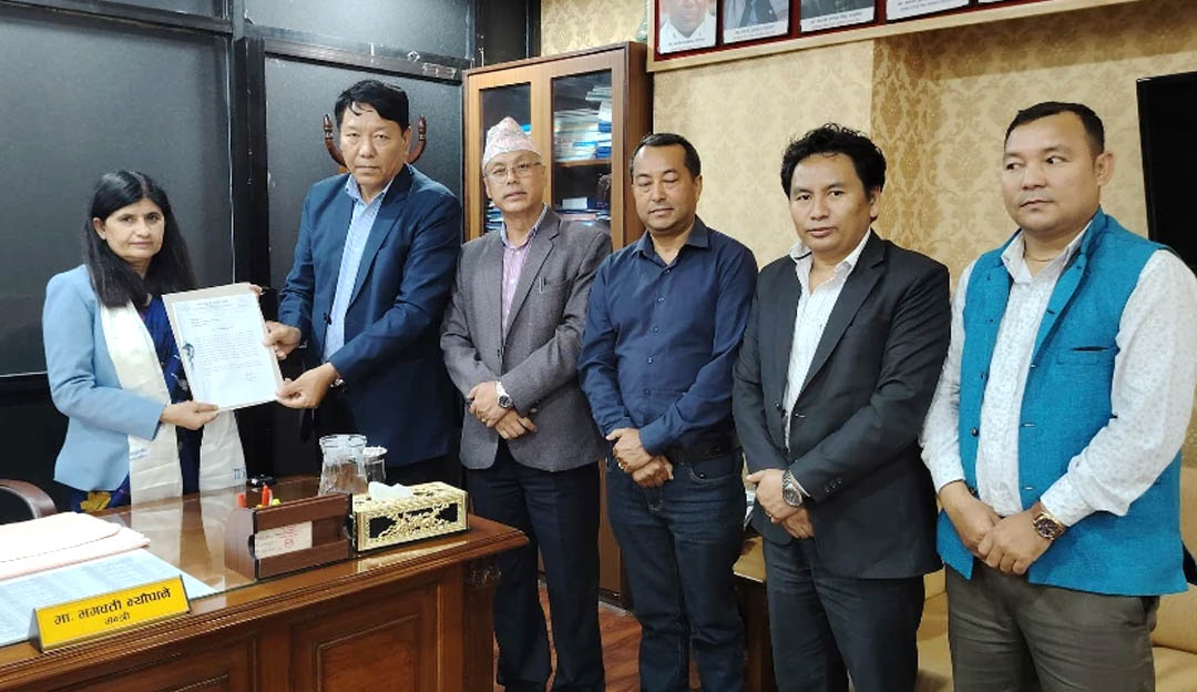 आदिवासी जनजाति प्रतिष्ठान खारेजीको विरोध, मन्त्रीलाई ज्ञापनपत्र