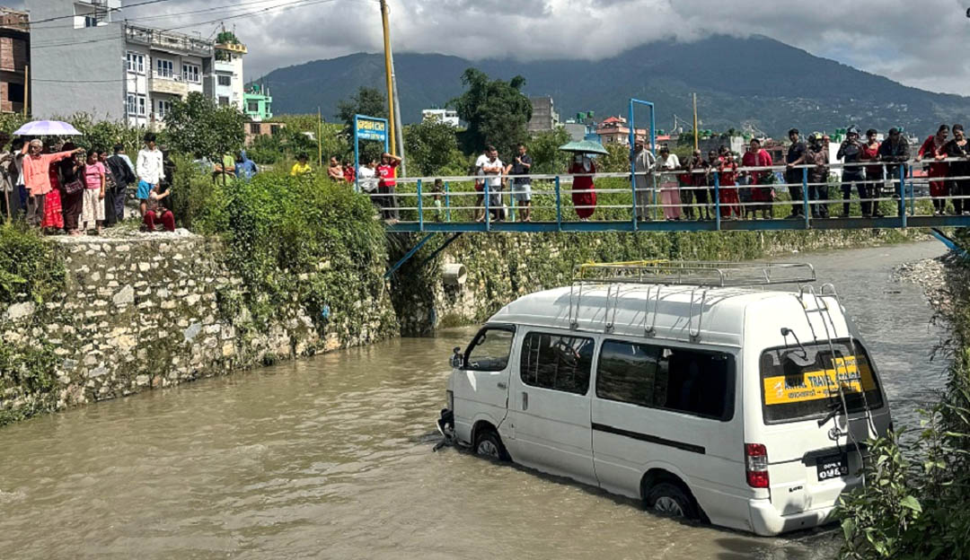 तारकेश्वरमा माइक्रोबस दुर्घटना, मानवीय क्षति छैन