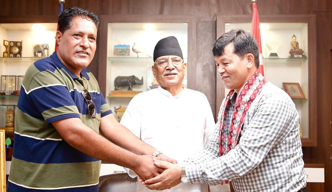 एमाले त्यागेर माओवादी केन्द्रमा कुँवरको पुनरागमन