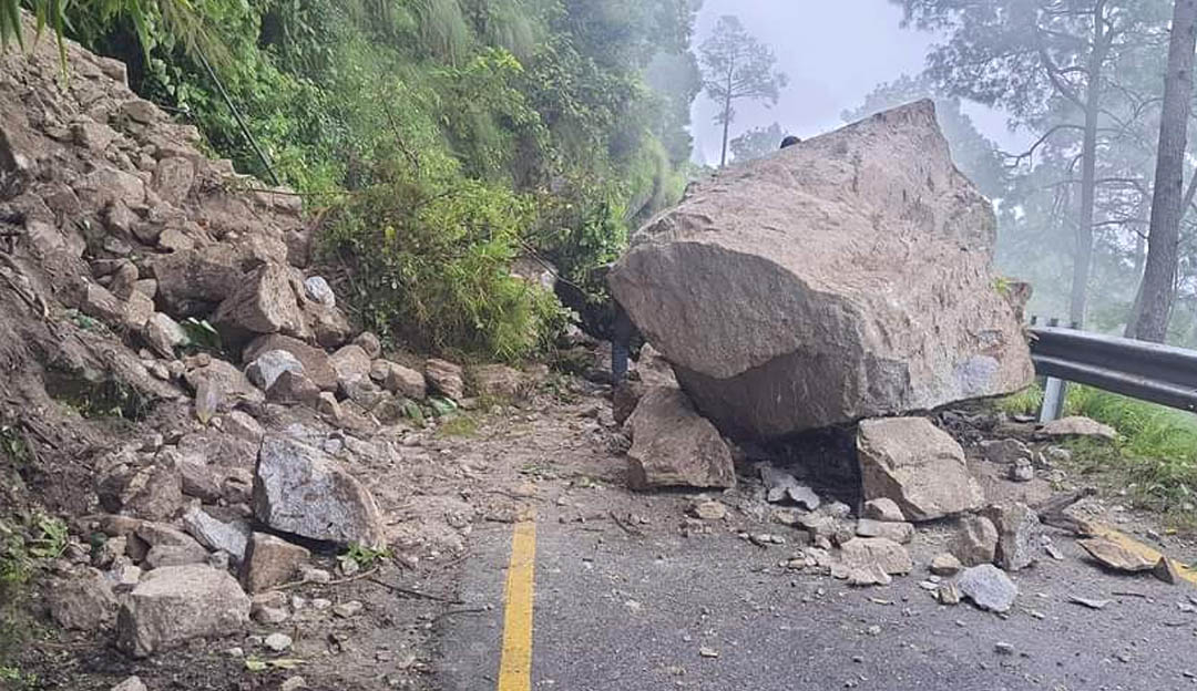 त्रिभुवन राजमार्गको भैंसे—सिमभञ्ज्याङ खण्ड पहिरोले ठप्प