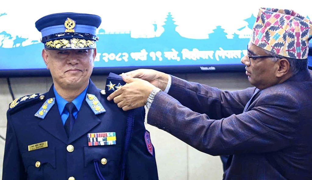 नेपाल प्रहरीका नवनियुक्त आईजीपी खापुङलाई दर्ज्यानी चिन्ह प्रदान