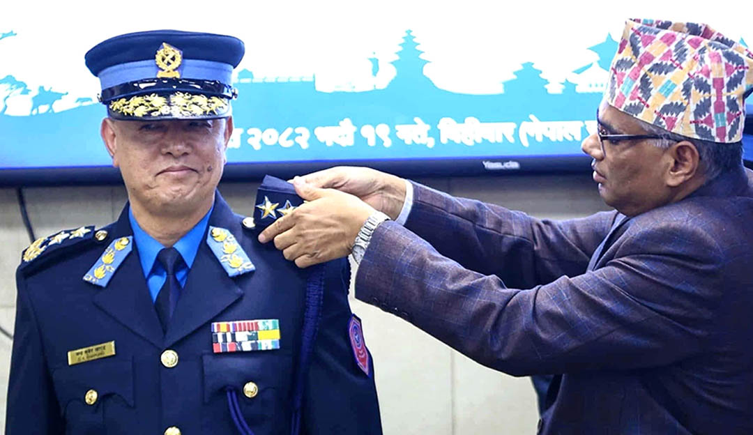 नेपाल प्रहरीका नवनियुक्त आईजीपी खापुङलाई दर्ज्यानी चिन्ह प्रदान