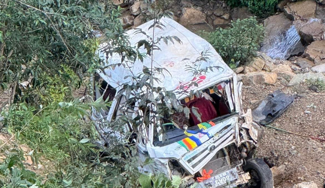 सल्यानमा फोर्स गाडी दुर्घटना, तीनको मृत्यु र चार घाइते