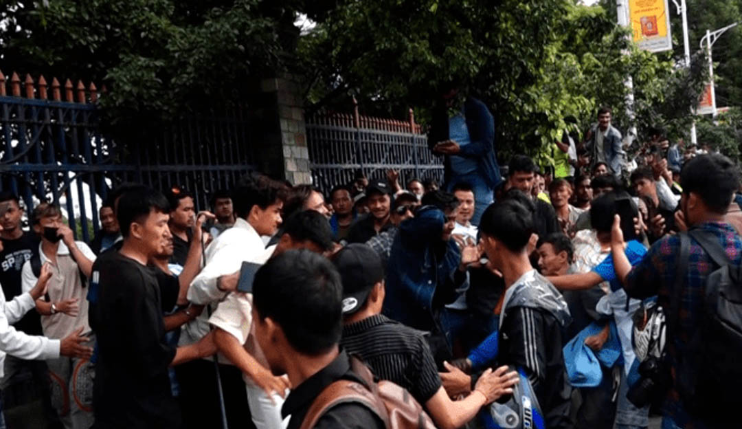 सैनिक मुख्यालय अगाडि जेन जी युवाहरूबीच झडप