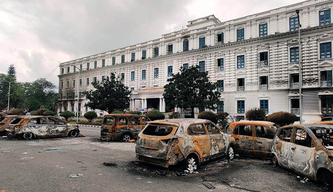 सिंहदरबार परिसरका जलेका सवारीसाधन हटाउन मन्त्री घिसिङको निर्देशन