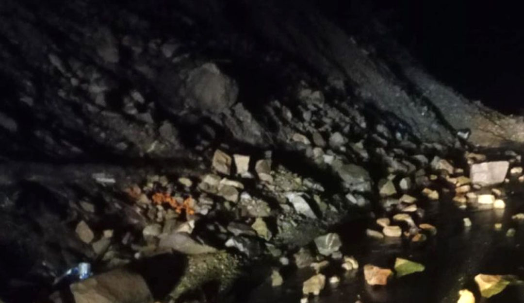 नौबिसे–मुग्लिन सडकखण्ड पनि पहिरोका कारण राजमार्ग पूर्णरूपमा अवरुद्ध