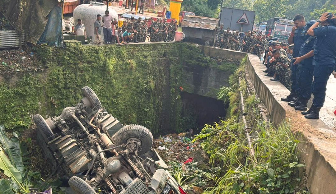 हेटौँडामा सेनाको ट्रक दुर्घटना, १६ सैनिक घाइते