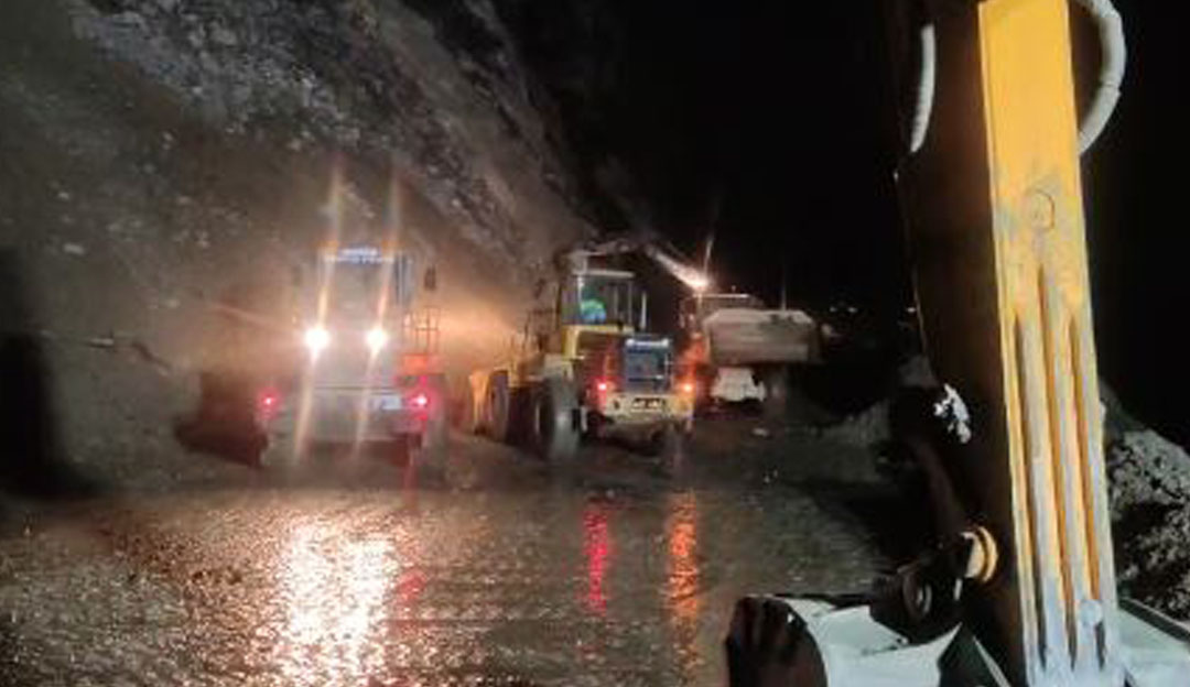 तुइन खोलामा खसेको पहिरो पन्छाएपछि नारायणगढ–मुग्लिन सडकखण्ड सञ्चालनमा