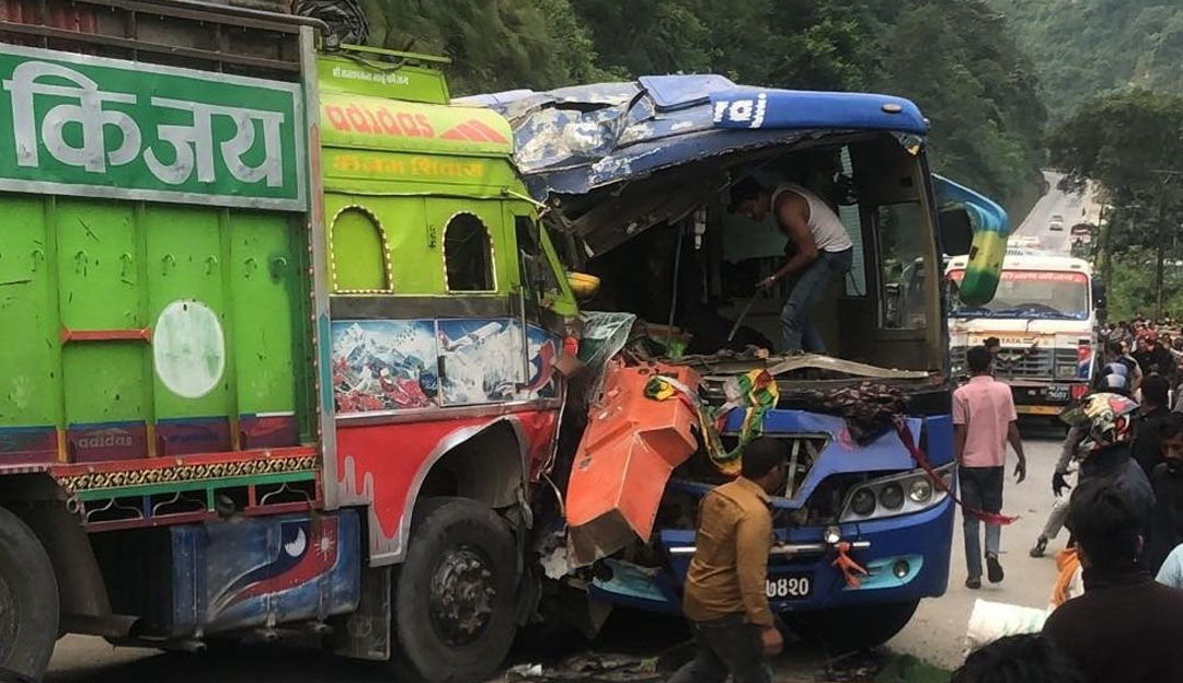 मुग्लिन–नारायणगढ सडकमा सात सवारी आपसमा ठोक्किँदा २१ घाइते, दुईको अवस्था गम्भीर