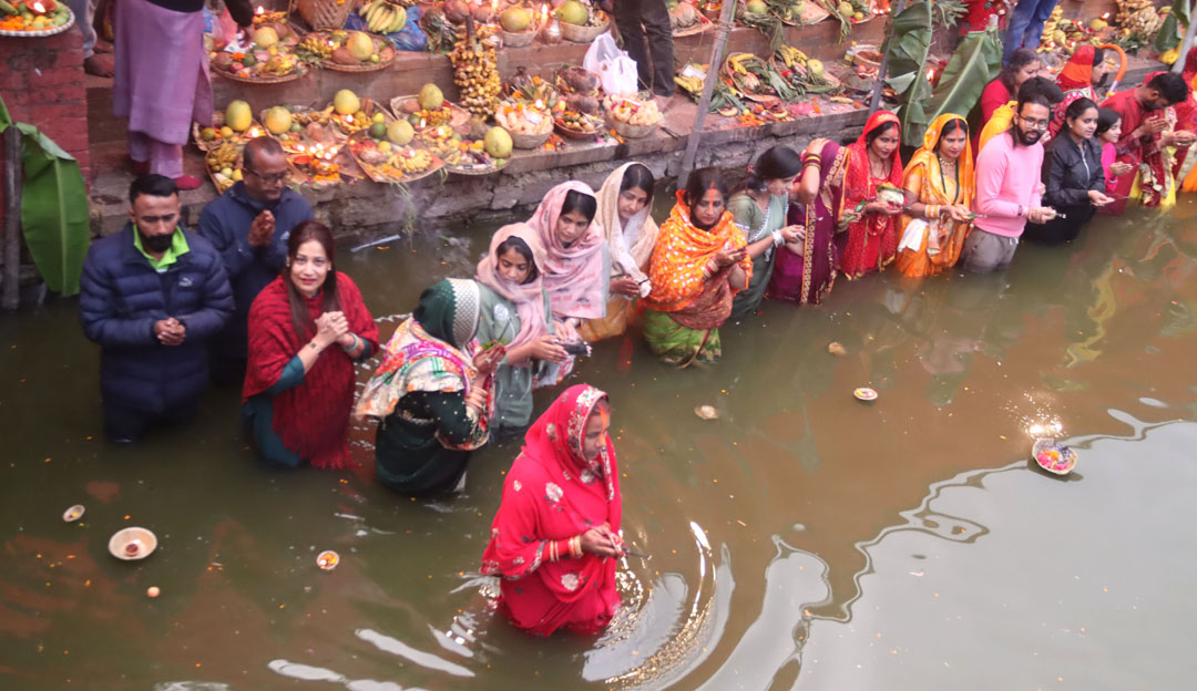 उदाउँदो सूर्यलाई अर्घ्य दिएसँगै छठपर्व सम्पन्न, भक्तजनको मनोकाङ्क्षा पूर्तिको कामना