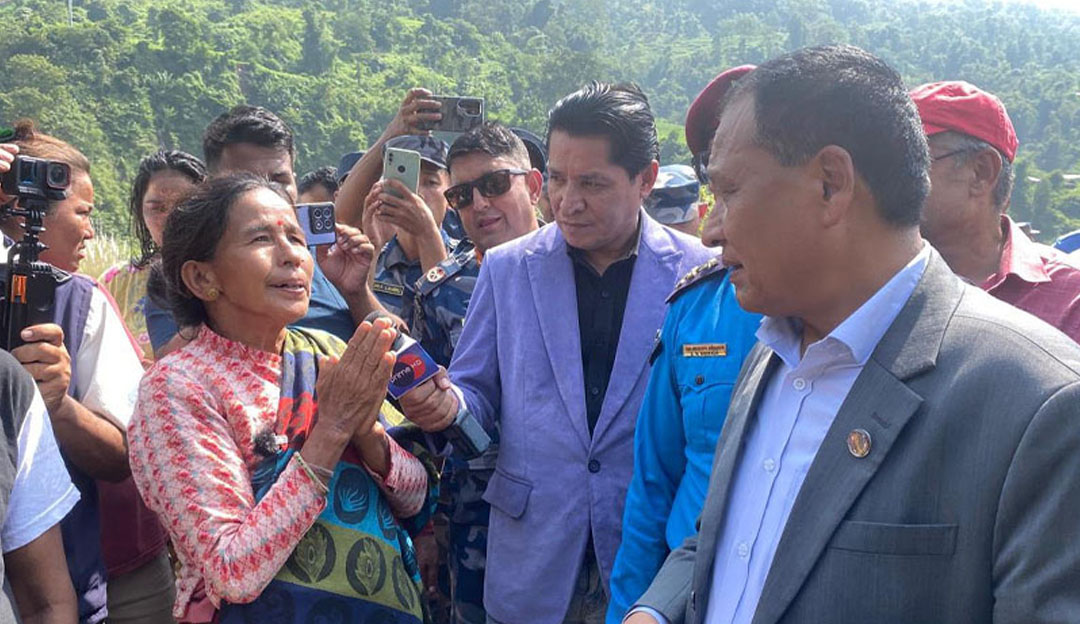 मन्त्री घिसिङद्वारा इलामका बाढीपहिरो प्रभावित क्षेत्रको निरीक्षण