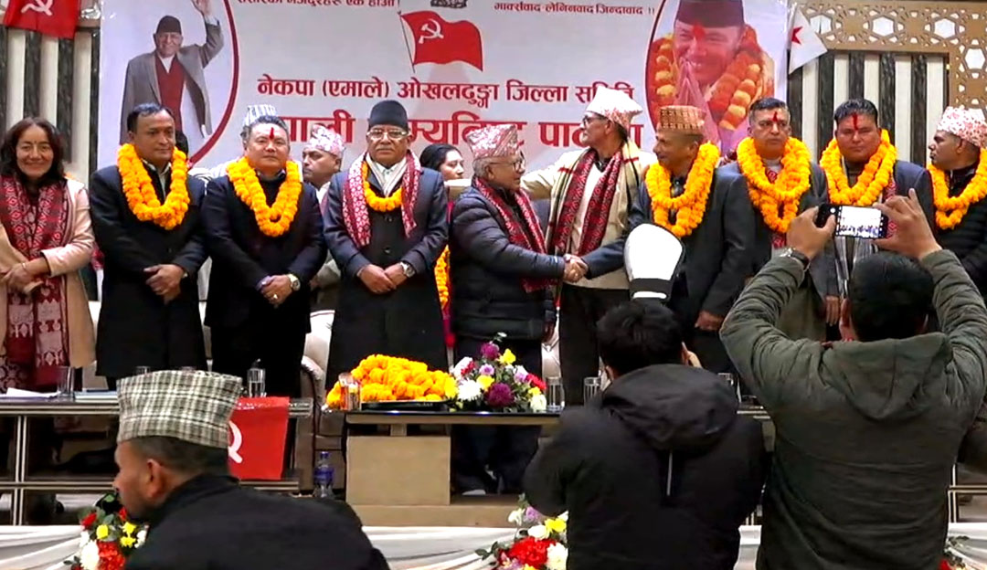 एमाले ओखलढुंगाको नेतृत्व नेकपामा समाहित, ३८ नेता–कार्यकर्ताद्वारा सामूहिक पार्टी परित्याग