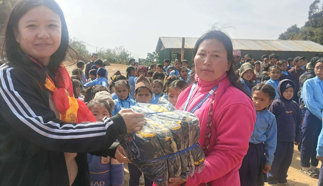 खिजीदेम्बा–४ का विद्यालयमा विद्यार्थीलाई टी–सर्ट र ट्र्याकसुट वितरण