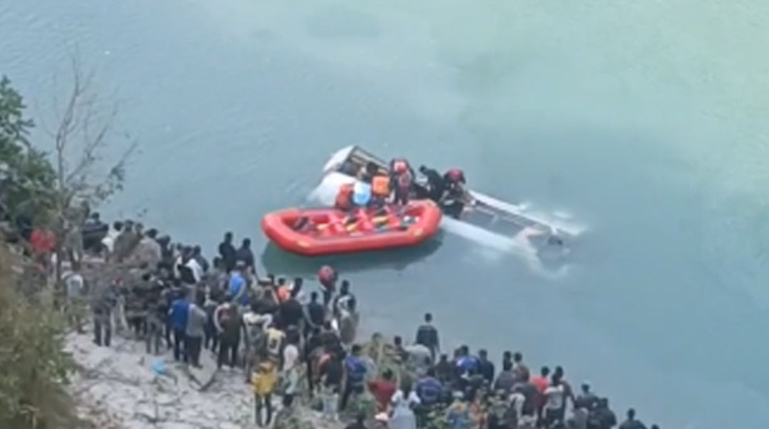 रामेछापमा बस दुर्घटना : १२ जनाको मृत्यु, ८ जना घाइते (विवरणसहित)