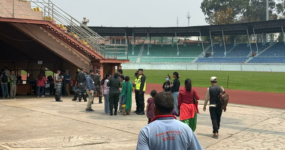 थापाथलीमा बागमती किनारको अवैध बस्ती हटाइयो, ६ परिवार रङ्गशालामा सारिए