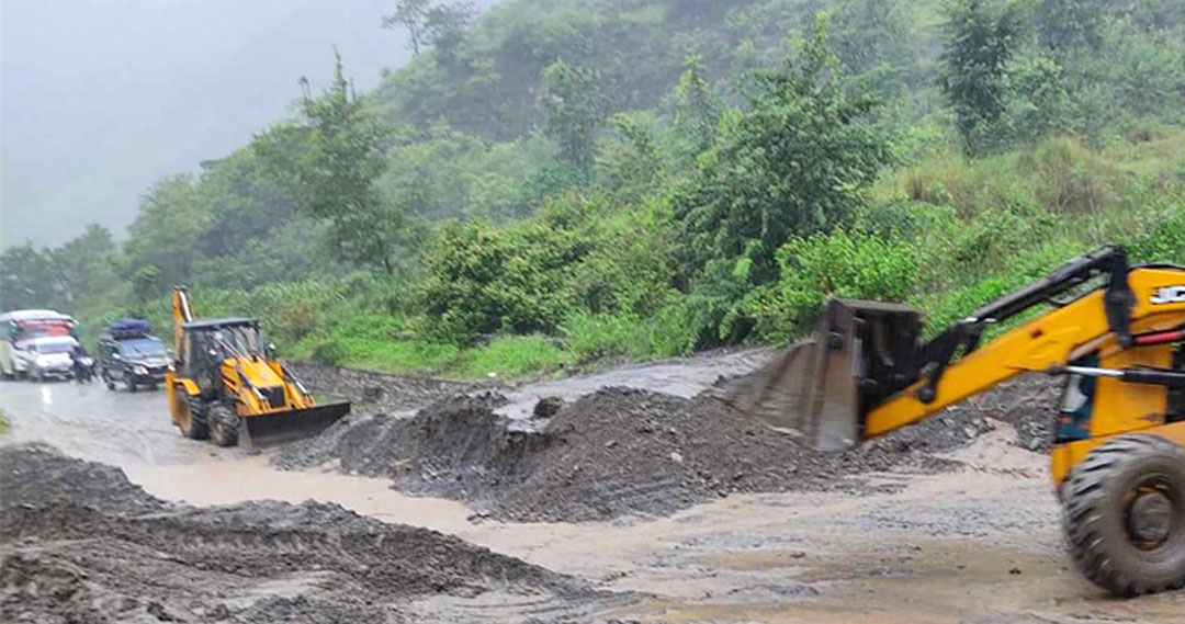 खुले केही राजमार्ग, मुख्य सडकहरू अझै अवरुद्ध