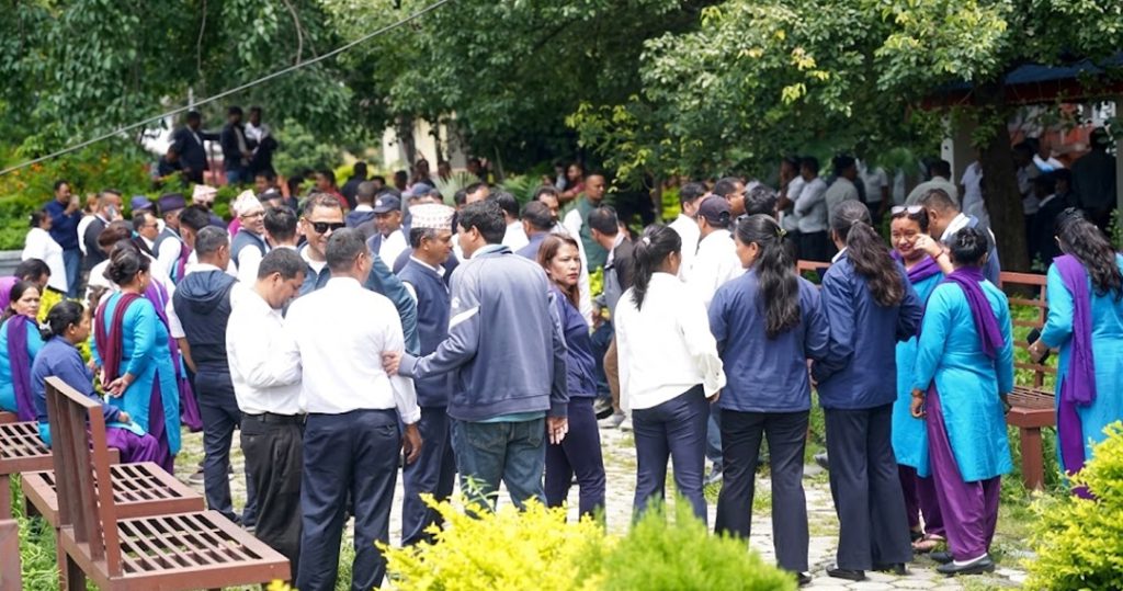 सिंहदरबारमा अस्थायी र करार कर्मचारीको प्रदर्शन, स्थायी व्यवस्थाको माग