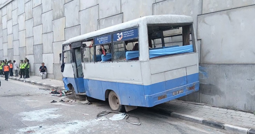 ग्वार्को फ्लाइओभरमा बस दुर्घटना, एक महिलाको मृत्यु, १८ जना घाइते