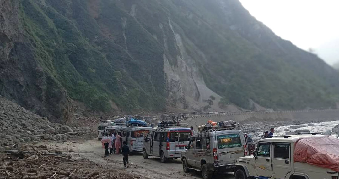 बीपी राजमार्गमा बढ्यो सवारी चाप, मालवाहकलाई राति मात्र सञ्चालन गर्न अनुमति