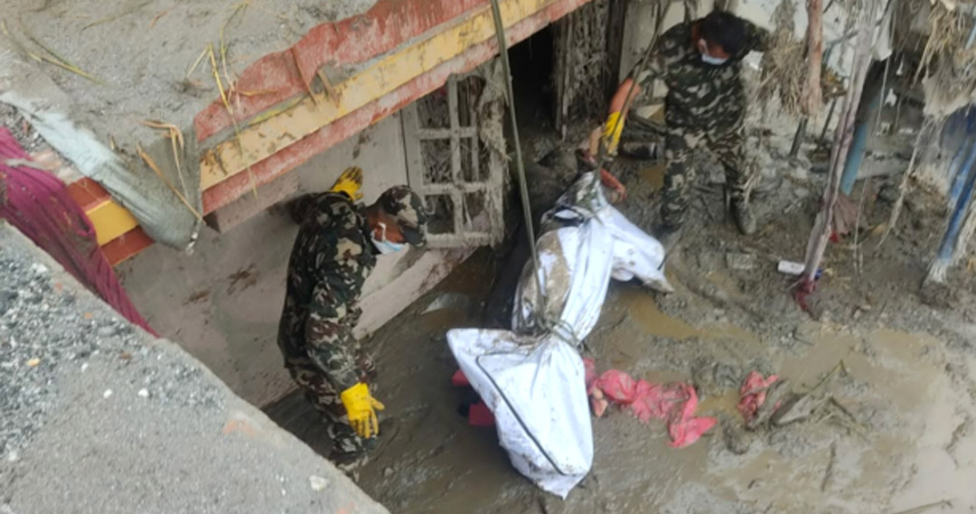 बेत्रावतीमा बाढीको कहालीलाग्दो दृश्य: एउटै घरबाट २३ शव, आमाको काखमै भेटिइन् बालिका
